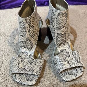 Reaction Kenneth Cole Snake Print Open-Toe Block Heel Sandals - White/Gray